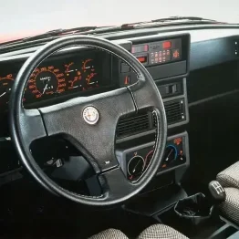 Interieur van de Alfa 75 6V 3.0 V6